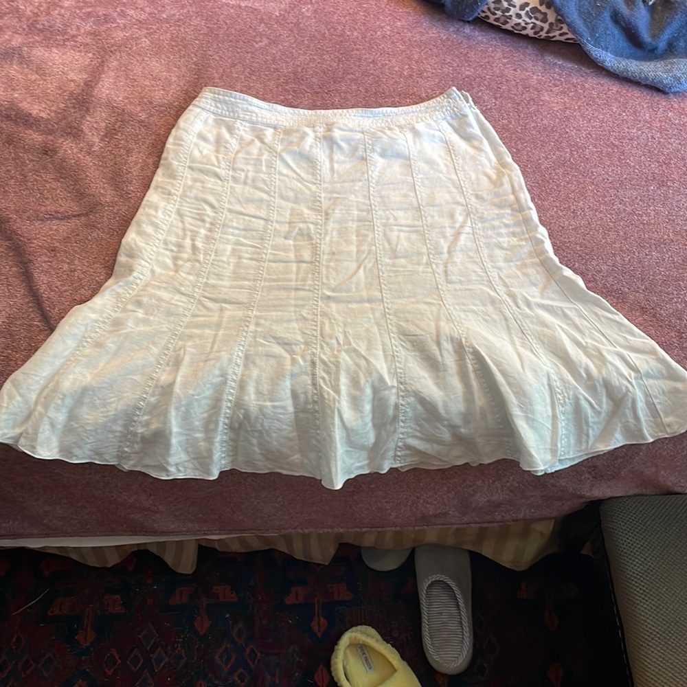 Liz Claiborne white tulip skirt. 100% linen w cotton lining. Size 8 petite.
